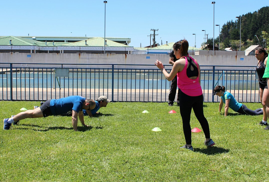 friends group fitness outdoor